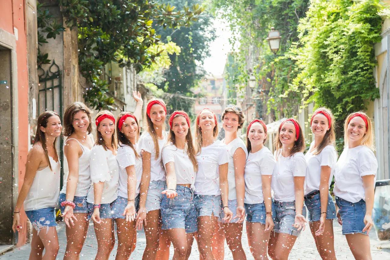 Amies en t-shirts blancs sous les confettis